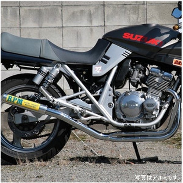 アールピーエム RPM フルエキゾースト 67レーシング 91年-99年 GSX250S(カタナ)パイプ：スチールサイレンサー：ステンレスサイレンサーサイズ：φ67×300オイル交換○オイルフィルター交換○タンデム○公道走行○近接排気騒音値：99db【67レーシング 特徴】1998年の発売以来、長きにわたって多くのユーザーにご愛用頂いてる(RPM-67Racing)ブランドです。独自のダブルパンチング構造サイレンサーによって発生する爽快なレーシングサウンドは、当製品の特長の一つ。エキゾーストパイプ及び集合部より後方のテールパイプは、スチール素材を採用し表面をクロームメッキで仕上げております。また、スチールが生み出すエキゾーストノートは、柔らかな印象を持たせる質のよいサウンドを生み出します。サイレンサーアウターカバーは、アルミ・ステンレス・チタンの3種類のうちお好きな素材をお選び頂けます。旧品番:4613S4613S-01楽天 JP店
