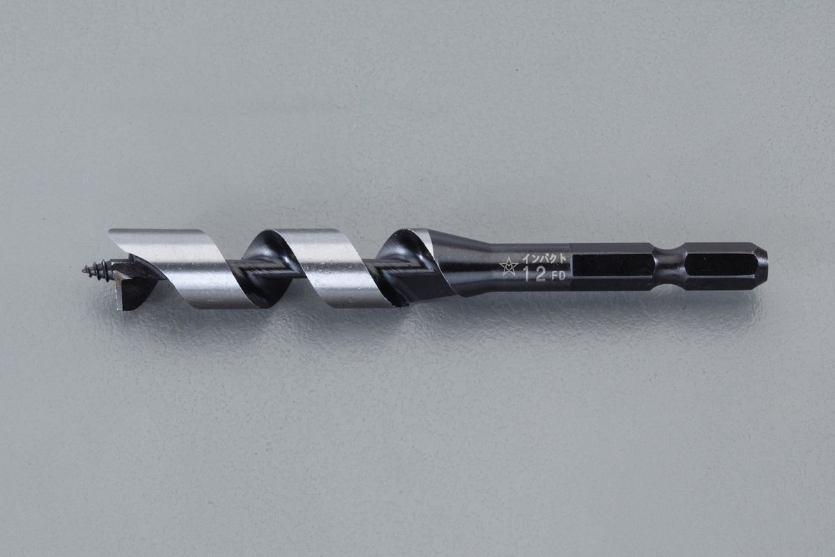 ●最大回転数…2500rpm以下●先端サイズ…5mm●全長…90mm●有効長…50mm●軸径(六角シャンク)…6.35mm●材質…普通鋼●用途…木材の穴あけ作業●適応工具…充電式インパクトドライバ、電気ドリル●特長…・ショートタイプのインパクトビット・先ネジを小さくし、ケガキ刃を低くすることで、切削抵抗が軽減。・バッテリーが長持ちするので、インパクトドライバでの使用に最適。000012255738　