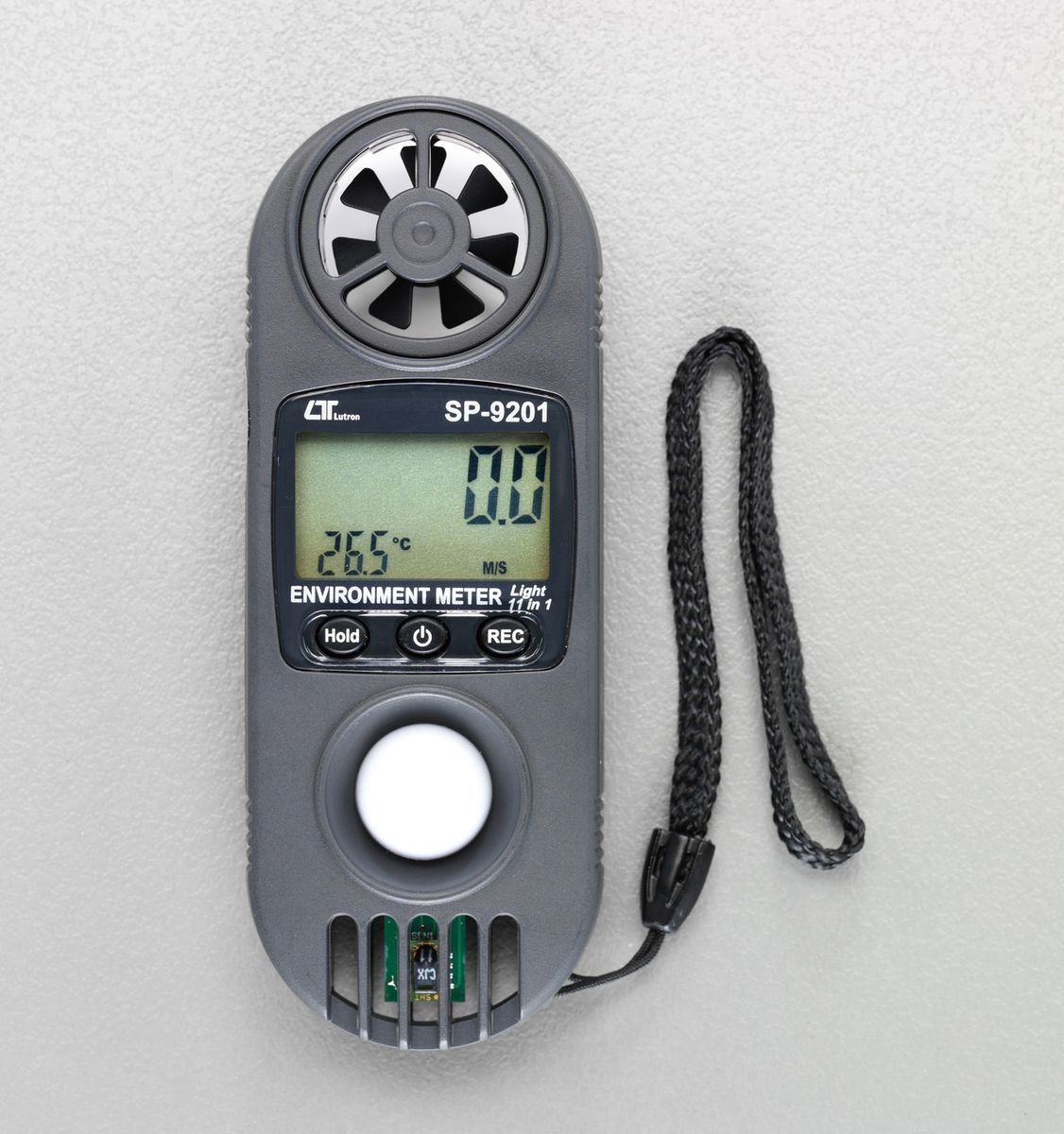 ●測定項目(12種)…風速、風量、温度、湿度、露点、湿球温度、体感温度、高度、熱射温度、気圧、外部温度(Pt1000Ω、別売)、照度●機能…バックライト、風速単位表示(m/s、km/h、mile/h、knot、ft/m)、気圧単位表示(hPa、mmHgft)、照度単位表示(lx、Ft-cd)●表示…LCD、8mm●使用温湿度…0〜50℃、0〜80％RH（電池は必ず外して下さい。）●電源…CR2032×1個●消費電流…DC5mA●サイズ…45(W)×20(D)×120(H)mm●重量…160g(電池含む)●付属品…ソフトケース、テスト電池全長120mm、重量160gのコンパクトボディに多機能を搭載。000012239570楽天 JP店　