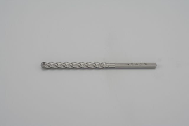 ●刃先径…10.0mm●全長…150mm●有効長…90mm真円に近い穴あけが可能特殊形状によりビットをがっちり固定コンクリート、モルタル、ブロック、窯業系サイディングの穴あけに振動ドリル(振動モード)mm2使用下さい。インパクトドリル、ドリルドライバーは使用できません000012212511　