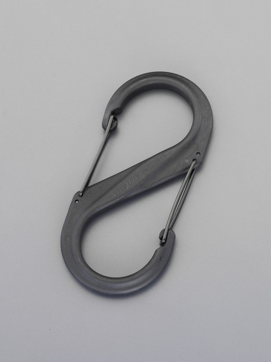 ●材質:本体:プラスチックフック:ステンレス●口の開き:35mm●耐荷重:34kg●カラー:ブラック●全長:200mm●幅:94mm●厚み:16mm●重量:120g●入数:1個入り●特長:・S字型のアクセサリーカラビナ。・2箇所のフックで、取付や取外しが別々に行えます。・クライミングや人命に係わるスポーツには使用できません。・荷物の運搬には絶対に使用しないで下さい。・最大荷重などを守って使用して下さい。000012257673楽天 JP店　