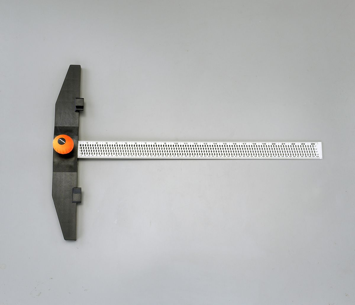 ●全長…700mm●目盛…620mm●先端…46×510mm●グリップ径…φ52mm●精度…±1%●重量…約600gミリ、インチ目盛両用です。穴にペンを差し込んで、壁面に真っ直ぐな線引きが可能ですカッターで石こう壁の切断ができます。000012249224楽天 JP店　