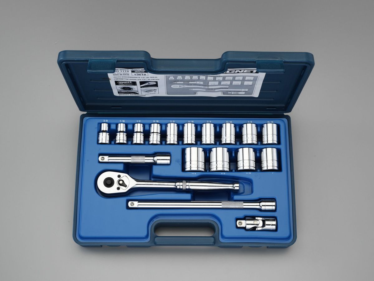 ●差込角…1/2”●ソケット(6角)…3/8”・7/16”・1/2”・9/16”・5/8”・11/16”・3/4”・13/16”・7/8”・15/16”・1・1.1/16”・1.1/8”・1.1/4”●ラチェットハンドル…245mm●エクステンションバー…125・250mmセット内容18点ユニバーサルジョイント000012263281楽天 JP店　