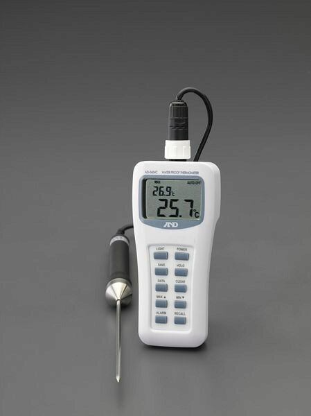 測定範囲:-50℃〜＋300℃分解能:0.1℃精度:±1℃（-30℃〜250℃）、±2℃（その他の温度範囲）温度表示間隔:約1秒防水性能:JIS保護等級7、IPX7相当(温度センサー接続時)ハンドル部耐熱温度:60℃機能:データホールド、最高値/最低値表示、上限/下限温度アラーム（最大99セット保存可能)、データメモリー（最大99個保存可能)、オートパワーオフ電源:単4乾電池×2本(付属)サイズ:本体:66(W)×29(D)×148(H)mm(突起部含まず)、シース:φ3.6×約150(L)mmセンサーケーブル長:約1m重量:本体:約120g（電池含む）、センサー:約120g外部出力端子:なし付属品:電池(モニター用)、取扱説明書、ソフトクリアケース調理に、実験に、地温測定にバックライト付きで暗い場所でも見やすい防水仕様なので簡単な水洗いができ、衛生的EA701AC-20A楽天 JP店　