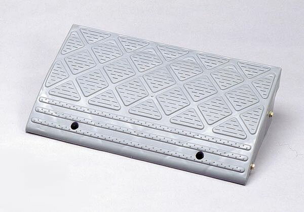 サイズ：600×340×150mm材質：ポリプロピレン耐荷重：10t未満段差：150mm重量：3500g表面の加工により滑りにくく、転倒を防止します。10t以上の車両の通行は避けて下さい。付属のボルトで横連結可能です。EA983FK-20A楽天 JP店　