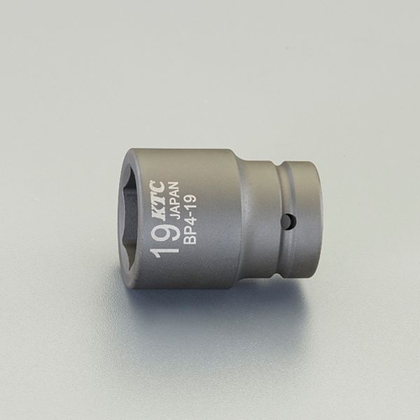 差込角：1/2”対辺(mm)：32ソケット部外径(d1；mm)：46差し込み部外径(d2；mm)：29深さ(mm)：21(最大深さ：30)全長(L；mm)：48AMBAC（アンバック）システム…独自のピン抜け防止機構で作業の安全性を向上ピン・リング標準付属入数：1個EA164KE-32楽天 JP店　