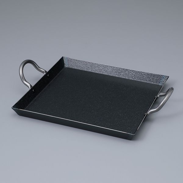 サイズ(mm)：240(W)×240(D)×20(H)重量(g)：950材質：鉄（表面加工：シリコン樹脂塗装）板厚：約1.6mm焦げにくく、こびりつきにくい。細かな凹凸で表面加工されたファイバーライン加工で、油のなじみが早く強火調理でもこげつかないプロの仕上がり。丈夫で長持ち。鉄分が補給できる。カセットコンロに丁度よいサイズ入数：1枚EA913VG-4楽天 JP店　