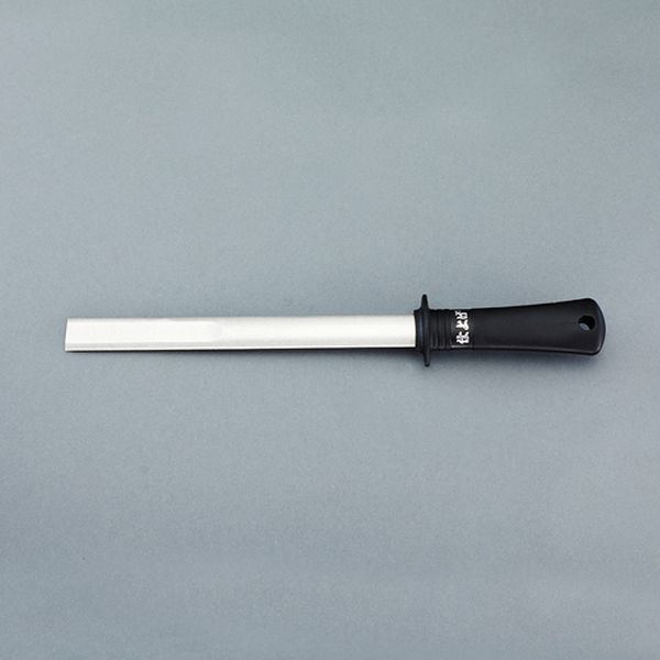 全長：300mm刃幅：20mm刃長：195mm材質：刃：炭素鋼 グリップ：ポリプロピレン重量：166g用途：包丁・鋏・草刈刃・鎌など万能・簡単・安全なんでも刃研ぎ農業・山林用など家庭用刃物まで完全プロ仕様！！にぎりやすく作業しやすいグリップ...