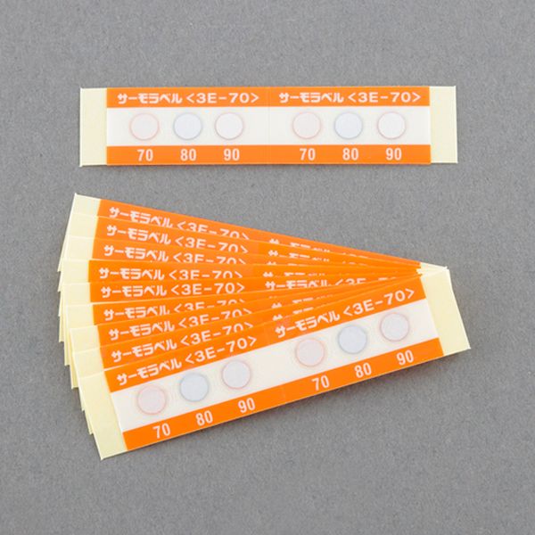 表示温度：75/85/95℃サイズ：15×30mm入数：20枚変色前の色：白変色後の色：えんじ・濃あい・黒(不可逆)変色精度：±2℃用途：屋内外の発熱・加熱温度管理。 電力会社や工場の受変電設備・機械設備の発熱点検。 熱処理工程管理。 流通時の温度管理。3段階の示温部で、10℃間隔で温度表示10℃間隔で、40℃から250℃までの幅広い温度帯での温度検知が可能です。耐久性に優れており、室内外の発熱・加熱温度管理用として広い分野にわたって活用されています。電力会社や工場の受変電設備・機械設備の発熱点検用として事故の未然防止、保守合理化に利用されています。特定温度でシャープに変色します。一度変色すると、元の色に戻らない不可逆性示温材です。変色する示温エレメントは、精製された安定性のある溶解性顔料の融点を利用したものですから、示温性は正確で、高精度示します。示温エレメントは、耐熱性フィルムで密封されていますので、水、薬品、油や、環境雰囲気の影響を受けません。裏面には耐熱性粘着材が塗布してありますので、裏紙（離型紙）を剥がすだけで、測温部に貼って使用することができます。3点式材質：フィルム、示温インキ、紙、接着剤不可逆性000012334623楽天 JP店　