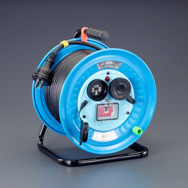 メーカー：日動工業型番：DNW-EC330-20Aコンセント数：2個コンセント定格：（φ65）接地3P・19A・250V許容電流：19A（※ケーブルの能力値）電線仕様：SVCT2.0m×4心漏電感度電流：15mAコード長：30m重量：9.7kg漏電遮断器過負荷電流：20Aサイズ：320(W)×253(D)×389(H)mm防雨型・防塵型、三相200Vアース・過負荷漏電保護兼用雨や水に強く、湿気の多い場所でも安心・安全の防雨型です。屋外型アイコン：入数：1個000012326370楽天 JP店　