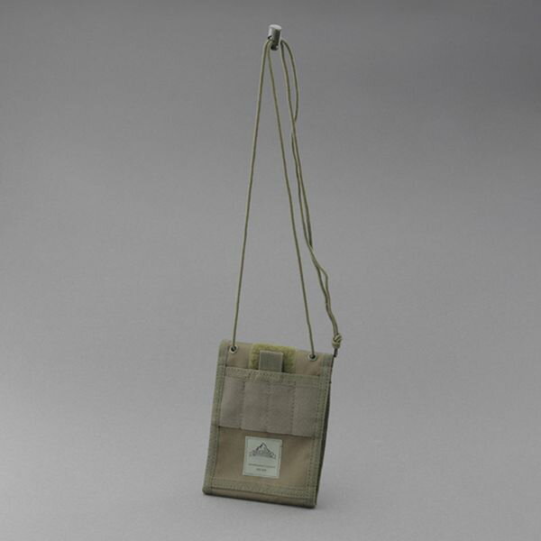 サイズ：127(W)×19(D)×152(H)mmカラー：OD色材質：ポリエステル(600デニール)内側はPVC加工が施されています。外ポケット1個、内ポケット10個ショルダー紐の長さ調整可能名刺や名札、IDカード等が入るポケット付入数：1個000012340511楽天 JP店　