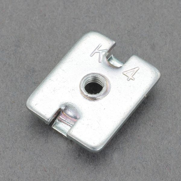 メーカー：篠原電機型番：K-4Tサイズ：20×16mm厚み：1.6mmねじサイズ：M4材質：鋼板入数：10個三価クロメートメッキ仕上げ廻り止めの爪を補助金具のスリット部に合わせることで、締め付け時のナット空回りを防止できます。0000123...