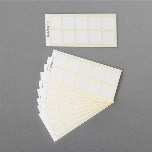 サイズ：18×18mm変色感度：高感度不可逆性紫外線を受けると無色から有色へ変色。紫外線照射を色で確認変色は不可逆であり、一旦変色した色は元に戻りません。裏面に貼付剤付きですので、さまざま箇所へ簡単に貼付することができますUV硬化型樹脂（インキ、塗料、接着剤など）の硬化判定。UVランプ（メタルハライド、水銀、殺菌灯）の保守管理。ガンマ線、電子線照射確認照射条件により色調は変動しますので、あらかじめ変色を確認してからご使用ください。室内光などでも変色しますので、使用分以外は光をあてないようご注意ください。変色が不十分な場合、退色することがあります。直接肌に貼らないでください。材質：UVインキ、紙、接着剤000012334670楽天 JP店　