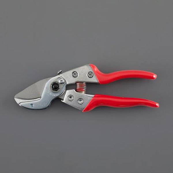 ●全長…180mm●刃長…35mm●材質…高炭素刃物鋼(刃部)、亜鉛ダイカスト(アンビル)●重量…215g●切断能力…φ22mm●太い枝がラクに切れるアンビルタイプ。●ふいにストッパーが外れてたり、勝手にかかることもない2段階式安全ストッパ...