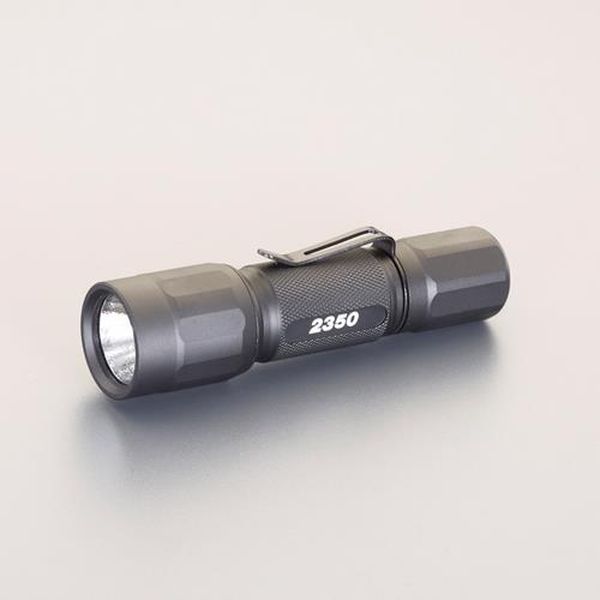 ●使用電池…単3×1本（付属）またはCR123A×1本(付属)●明るさ…強・中・弱●ルーメン…強：445lm(CR123A)、229lm(アルカリ電池)、290lm(リチウムイオン電池)中：214lm(CR123A)、98lm(アルカリ電池)、118lm(リチウムイオン電池)弱：23lm(CR123A)、17lm(アルカリ電池)、18lm(リチウムイオン電池)●電池寿命(時間)…強：1(CR123A)、0.5(アルカリ電池)、0.5(リチウムイオン電池)中：1.5(CR123A)、1.25(アルカリ電池)、1.5(リチウムイオン電池)弱：13(CR123A)、11(アルカリ電池)、10(リチウムイオン電池)●照射距離…強：93m(CR123A)、112m(アルカリ電池)、123m(リチウムイオン電池)中：62m(CR123A)、73m(アルカリ電池)、75m(リチウムイオン電池)弱：20m(CR123A)、29m(アルカリ電池)、30m(リチウムイオン電池)●防水性能…IPX8(水深1m)●サイズ…φ27×118mm●重量…116g（電池含）●材質…本体：アルミニウム合金オーリング：NBRレンズ：ARコーティングガラス●単3電池またはリチウム電池(CR123A)で使用可能です。EA758WE-51楽天 JP店　
