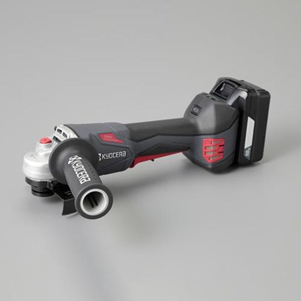 ●仕様…樹脂ケースセット●バッテリー…18V（リチウムイオン5.0Ah）●充電器…AC100V●充電時間…フル充電：37分実用充電（80％）：25分●砥石サイズ…φ100×穴径15mm●回転数…8,000rpm●サイズ…352×117×136（H）mm●重量…2.1kg●防じん・耐水機能…IP56●付属品…カニ目スパナ、補助ハンドル、電池パック（EA813RB-18F)、急速充電器EA813R-9)、キャリングケース●最大出力900Wのハイパワー●安全性の高いパドルスイッチ●優れた防じん性能●握りやすい細握りグリップ持ちやすく、操作性が良い細握りで作業者の負担を軽減。●不意の事故を防止キックバック軽減機能再起動防止機能●ブレーキ付●無段変速機能ダイヤル式による無段階変速で、作業に応じた回転数に調節できる。●切込深さが変わらない丸形スリムギヤヘッド●砥石別売EA809BX-34楽天 JP店　