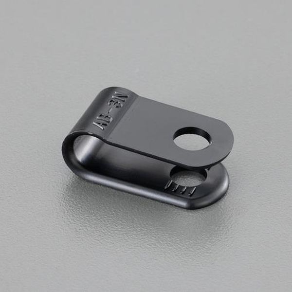 ●ケーブル径(mm)…5.3●取付穴径(mm)…4.5●入数…100●材質…ポリプロピレン（導電性）●適用ビス…M4●使用温度範囲…−40〜85℃●用途…クリーンルーム 、医療機器、半導体製造装置、各種産業機械、情報通信関連機器、家電など●サイズ(mm)…φD：5.3、φD1：4.3、A：4.8、B：9.5、C：4.8、E：10.3、T：1.1●ESD対策、静電気の帯電防止に効果を発揮する配線固定用クリップです。●ポリプロピレンに導電性材料を加えているため、通常のポリプロピレンや66ナイロン製品と比較し、帯電を減らすことができます。●静電気の帯電を防ぎ、チリや埃の付着の防止と、ESD※対策効果があります。●金属製のクリップより取り扱いが簡単です。●※ESD (electrostatic discharge　静電気放電) ：帯電した導電性の物体 (例えば電子機器) が、他の導電性の物体に接触、あるいは接近する際に起こる放電現象。電子機器の誤動作や損傷などの問題を引き起こすことがある。●クランプを固定するビスはM4をご使用ください（別売）※100個入EA947FA-121楽天 JP店　