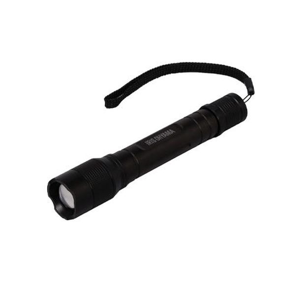 ●使用電池…単3×2本(別売)●カラー…ブラック●明るさ…200ルーメン●電池寿命(時間)…7時間(全点灯時)●照射パターン…集光・散光●照射距離…110m●防水性能…IPX4●サイズ…φ29×160mm●重量…100g●材質…アルミニウム●高輝度＆長持ちのLEDハンディライトです。●照射距離が長く、防水性能も備えているので点検や・警備に最適です。●スポット、ワイドの2つの配光を選べます。●ヘッドの部分を左右に回すだけでスポット配光・ワイド配光を切り替えられます。●手元スイッチで明るさON/OFF切り替え可能●多方面からの水の飛沫に対して影響を受けません。EA758MA-62楽天 JP店　