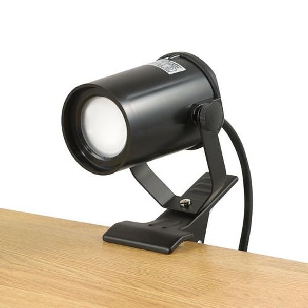 ●電源…AC100V●周波数…50/60Hz●消費電力…5.5W●明るさ…380ルーメン●光色…電球色相当●クリップくわえ幅…角材：最大45mm丸パイプ：φ25〜50mm●高さ…191mm（実測値）●セードサイズ…φ62×96.5mm●コード長…1.5m●電球…LED球（5.5W電球色相当）●防水仕様…IPX5（防噴流形）●使用温度範囲…0℃〜40℃●カラー…ブラック●重量…450g●店舗のディスプレイなどに使用できる屋外用LEDランプ。●本体は防水仕様(IPX5防噴流形)、プラグは防雨形。●丸パイプ等にもしっかり挟めるクリップ形状。●コードを抜かずに点灯/消灯ができる本体背面スイッチ付き。EA761XB-37楽天 JP店　