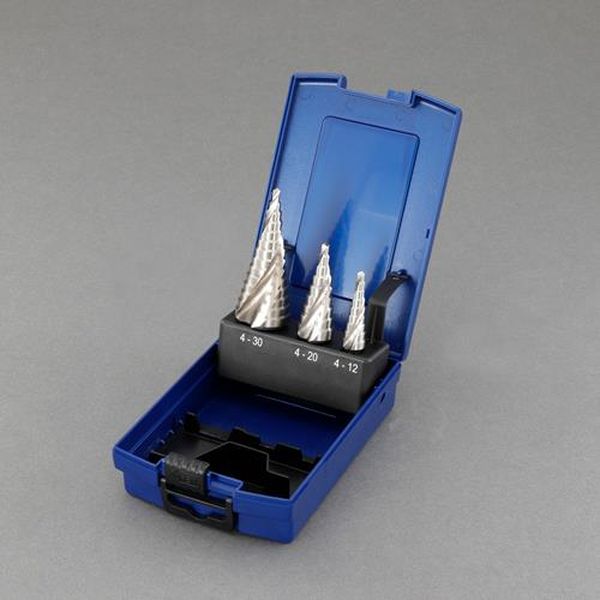 ●入数…3本●シャンク径(mm)…6・8・10●材質…HSS（ハイス）●サイズ…4〜12mm（1mmとび）4〜20mm（2mmとび）4〜30mm（2mmとび）●全長(mm)…65・75・100●対応被削材…800 N/mm2以下のスチール、アルミ、銅、プラスチック●厚さ2mmまでの金属や、厚さ4mmまでの非鉄金属の穴あけにEA825SB-130楽天 JP店　