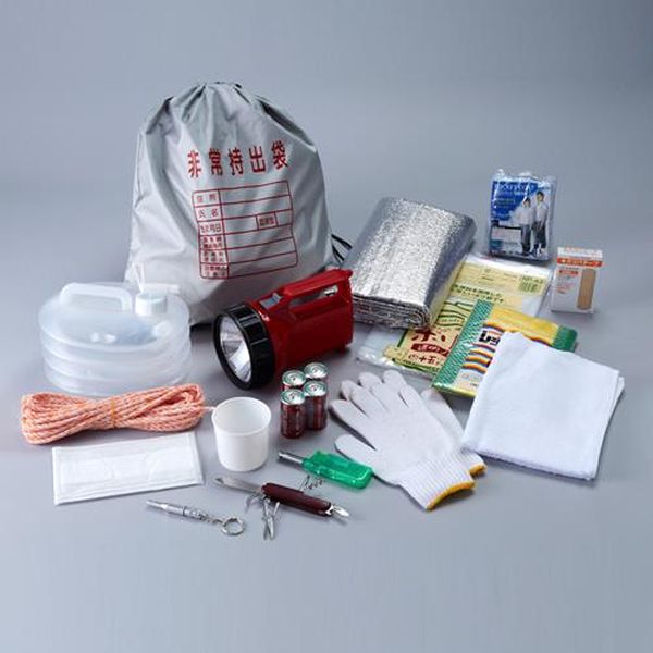 ●防災グッズ厳選16点セット●＜セット内容＞…16アイテム・非常持出袋×1袋・強力ライト×1個(点灯確認用電池(単1形)×4個付）・アルミ製ホイッスル×1個・万能ナイフ×1個・レジャーシート×1枚・レインコート×1個・タオル×1枚・救急絆創...