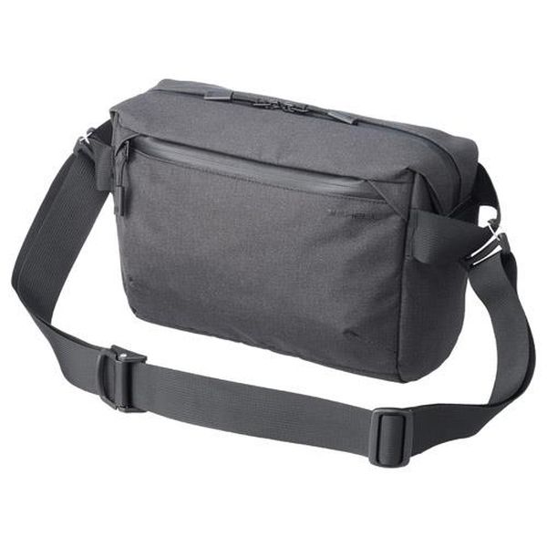 ●内寸(mm)…カメラ収納部：約250(W)×95(D)×170(H)PC収納部：約240(W)×10(D)×160(H)●材質…ポリエステル●重量…約340g●外寸(mm)…約300(W)×110(D)×200(H)●容量…約4L●付属品…中仕切り×2、ショルダーベルト●標準ズームレンズを装着したコンパクトな一眼カメラ＋交換レンズ1本〜2本の収納が可能。9インチ相当のタブレットPCが収納できるスリーブを備えています。●中仕切りは機材にあわせて位置調節が可能。●スマートフォンやパスケースなど、すぐに取り出したい物の収納には便利な前面ジッパーポケットに信頼性の高いYKK社製の止水ジッパーを採用しています。●ポケット内部には鍵やエアタグなどを取り付けられるフックコードが付いています。●自転車やバイクの乗り降り時やカメラを出し入れする際に、ショルダーベルトの長さをワンアクションで瞬時に調節できるオートスプリングカムバックルを採用。●ショルダーベルトは着脱可能なフック取り付け式なので、利き手に合わせて左右の付け替えが可能です。●ショルダーベルトを取り外して、普段使いのリュックやバッグに入れるインナーバッグとしても便利に使えます。●ショルダーベルトをバッグが身体に密着する長さまで短くし、さらに引き締めることで、フック取り付け部のループベルトがバッグを身体に引き寄せ、より高いフィット感が得られます。また収納物が少ない時にはスリムなフォルムになります。●背面には、ちょっとした移動や持運びに便利なハンドルが付いています。キャリーカートのバーを通して固定する事もできるので出張や旅行時にも役立ちます。●メイン素材には程よくカジュアルでジャケットスタイルにも合い、ビジネスシーンでも違和感なく使用できるメランジ素材を採用。裏面にPVC加工を施すことで、耐水性、耐久性を向上させています。EA759Z-71C楽天 JP店