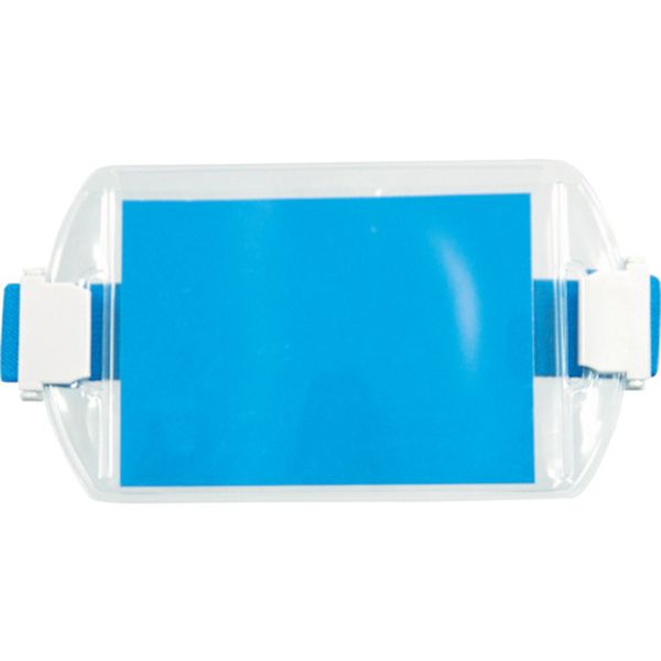 ・名札や名刺をケースに入れて使用します。・首から下げて作業ができない環境での作業に便利です。・雨や雪の日でも使用できるように防水フラップ付です。・色:青・中紙サイズ(mm):105×74・タイプ:ソフト・縦(mm):87・横(mm):106・ソフトタイプ・グリーン購入法適合商品・PVC(軟質)・留め具PP・ゴムバンド・生産国 日本・JANコード 4904625750622・質量 25g30542　