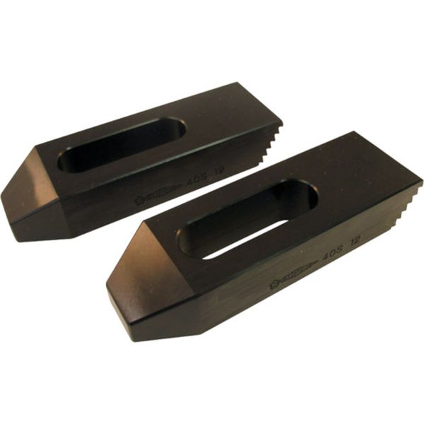 ・どのステップブロックとも組み合わせ可能です。・加工物の固定に。・長さ(mm)：100・幅(mm)：32・高さ(mm)：19・適合ボルト：M12、M14・スチール(S45C)・処理：焼き入れ(35〜47HRC)、黒染仕上げ・生産国 日本・J...