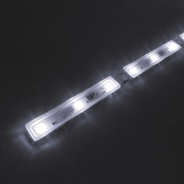 ・AC100V仕様のモジュールタイプLEDライトです。・日亜化学製LEDを使用しており、品質安定性が高い製品です。・日本で製造を行っています。・間接照明、棚下照明、ライン照明に。・光源色：6500K・明るさ(lm)：720・長さ(mm)：1000・電源(V)：100・消費電力(W)：8.0・屋内専用・LEDピッチ：33mm・球数：30球・ケース色：白・電線色：白・本体：ASA・入力電圧範囲で使用してください。・水に濡らさないでください。・コンセントプラグは付属しておりません。・生産国 日本・質量 320g・コード：244-1982 ・品目：TLVMA65133P010WWCTLVMA651-33P-010-WWC楽天 JP店