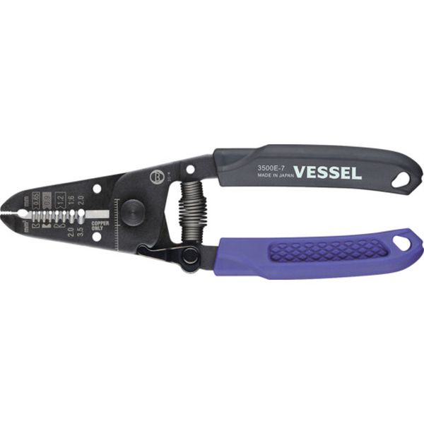 ・ツイストペアケーブル(より対線)を2本同時に剥離できます。・剥離長さの目安になる目盛付きです。・保管時でも開かないストッパー付きになります。・力が入りやすいエラストマーグリップです。・スプリングで刃が開くので、素早い作業が可能です。・落下防止コードが取り付けられる。・電子機器内部配線の、絶縁体剥き作業に。・(通信/放送機器/火災報知器などに)・適合電線(［［MM2］］)：2.0、3.5・全長(mm)：163・適合電線(mm)：0.6、0.9、1.2、1.6、2.0・色：紫・黒・腰回りを軽くスリムに、コンパクトなワイヤーストリッパー・本体：炭素鋼　・ハンドルカバー：エラストマー(TPE)・生産国 日本・JANコード 4907587037213・質量 107g・コード：691-2067 ・品目：3500E73500E-7楽天 JP店