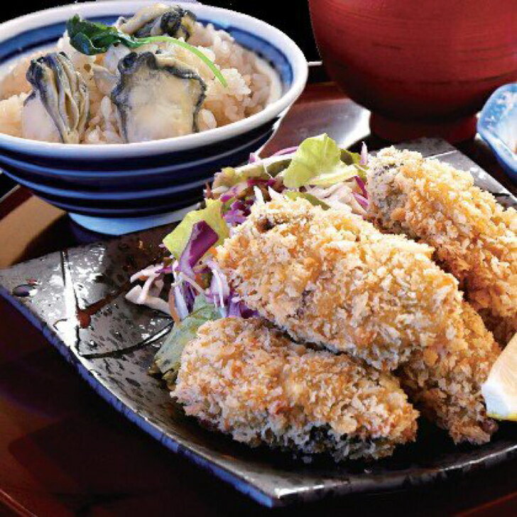 【かき飯とかきフライセット（冷凍）かきご飯の素240g×1、かきフライ300g×1】※1 産地直送便でお届けします（かき商品以外との混載不可：別便配送）※2 こちらの商品は配送温度帯（クール冷凍便）が異なるため、他の商品とは別にご注文を確定させてください。 【早い者勝ち！オープン記念クーポン発行中！】創業150余年 かきの老舗 かなわ カキ 牡蠣 広島名産 広島土産 江田島 新鮮 安心 安全 かきたっぷり お買い得 かき飯は、かなわの生かきをおいしさそのまま急速冷凍！付属の出汁を一緒に入れて炊飯器で炊くだけ！あっという間に絶品かき飯のできあがりです！かきフライは、衣をできるだけ薄く仕上げており、サクッとした衣の食感に中から牡蠣の旨味がじゅわ〜と広がります。広島湾の沖合約30kmの瀬戸内海でも屈指の透明度を誇る清浄海域、大黒島沖の筏で育成採取されたものです。この海域は広島県指定の生食用か聞い採取指定海域の中でも特に水のきれいな所と云われ、塩分濃度も高く味に深みがあり、身の引き締まった風味豊かなかきが育ちます。 8