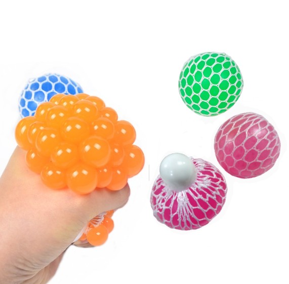 とびだす! グレープボール スクイーズ 5cm カラーランダム ぶどう メッシュ スクイーズ ボール MESH SQUISH BALL[面…