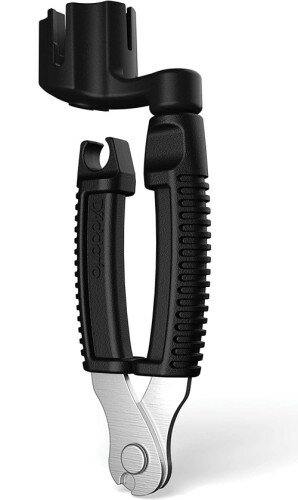 商品説明 弦交換の際ペグをスムーズに巻くことができるストリングスワインダー 弦切りカッターを付けたアイデア商品 ピンプラーまで装備した究極のレストリングツール ※メーカー側の意匠変更により、予告なく外観上のデザイン・カラー等が変わる場合がございます。予めご了承ください。 商品仕様 サイズ 12×5.5cm 重さ 45g 保証について ■メーカー保証なし 記載の注意事項を除く初期不良品の場合のみ、商品到着から1週間以内のみ対応いたします。 ご到着後はお早めに商品状態をご確認ください。 注意事項 ●こちらの商品は、新品です。 ●モニター環境により、実際のカラーと異なって見える場合がございます。 ※商品の発送は定形外郵便での発送となります。（代引支払は不可、荷物の追跡不可）※この商品は運送便の都合上、化粧箱を外して簡易包装で発送する場合がございます。プレゼント用にご購入される場合はご注意願います。＜定形外郵便に関する注意事項＞ 　　・ 定形外郵便に関しては基本的にポストに投函する為、 配達時に何らかのトラブル等が有り、万一、購入された商品が配送事故・紛失・破損等によりお手元に届かない場合でも弊社は責任を負いかねますので予めご了承下さい。（配送中の事故等は、免責とさせて頂きます。） 　　・ 定形外郵便に関しては代金引換払い及び時間指定サービスはご利用頂けません。 　　・ 通常便と比べると到着までに時間がかかります。 　　・ 伝票番号による荷物の追跡を行うことはできません。