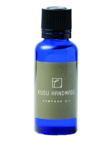 KUSU HANDMADE カンフルオイル 30ml 商　品　説　明 「KUSU HANDMADE カンフルオイル 30ml」は、九州産の楠から時間をかけて丁寧に抽出したカンファー(樟脳)です。 エコブロックに塗って、消臭剤として使用できるほか、アロマとしてもお楽しみいただけます。オイルの原液をエコブロックに塗って消臭剤としてお使いください。 アロマとして使用する場合は、水で1%以下に希釈して下さい。 商　品　仕　様 容量 30ml 原産国 日本 品質保持期間 2028年8月 保　証　に　つ　い　て ■メーカー保証なし 記載の注意事項を除く初期不良品の場合のみ、商品到着から1週間以内のみ対応いたします。 ご到着後はお早めに商品状態をご確認ください。 注　意　事　項 ●こちらの商品は、新品です。 ●モニター環境により、実際のカラーと異なって見える場合がございます。 ※商品の発送は定形外郵便での発送となります。（代引支払は不可、荷物の追跡不可）※この商品は運送便の都合上、化粧箱を外して簡易包装で発送する場合がございます。プレゼント用にご購入される場合はご注意願います。＜定形外郵便に関する注意事項＞ 　　・ 定形外郵便に関しては基本的にポストに投函する為、 配達時に何らかのトラブル等が有り、万一、購入された商品が配送事故・紛失・破損等によりお手元に届かない場合でも弊社は責任を負いかねますので予めご了承下さい。（配送中の事故等は、免責とさせて頂きます。） 　　・ 定形外郵便に関しては代金引換払い及び時間指定サービスはご利用頂けません。 　　・ 通常便と比べると到着までに時間がかかります。 　　・ 伝票番号による荷物の追跡を行うことはできません。