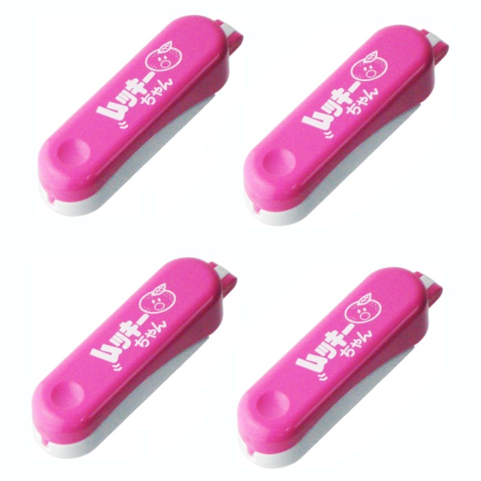 ナガオ 皮むき器 ピーラー ムッキーちゃん ピンク 2個セット 商品説明 皮むきラクラク、ムッキーちゃん はっさく、夏みかんなど、外皮が硬い柑橘系の皮むきがらくらく 【外皮をカット！】 白い上フタのとがった部分でみかんの外皮に切れ目を入れる あとは手でするっと取れる 【房をカット！】取り出した房を、黄色の底部のノブ側からカッター側へ滑らせる切れ目が入り、あとは手で簡単にむける 【Made in japan】日本製ならではの細やかなアイディアがつまった逸品 商品仕様 カラー ピンク セット数 2個セット サイズ 98mm 材質 AS樹脂/ステンレスハイカーボン 原産国 日本 保証について ■メーカー保証なし 記載の注意事項を除く初期不良品の場合のみ、商品到着から1週間以内のみ対応いたします。 ご到着後はお早めに商品状態をご確認ください。 注意事項 ●こちらの商品は、新品です。 ●モニター環境により、実際のカラーと異なって見える場合がございます。 ※この商品は送料無料です。商品の発送はゆうパケットでの発送となります。（代引支払はできません）※この商品は運送便の都合上、化粧箱を外して簡易包装で発送する場合がございます。プレゼント用にご購入される場合はご注意願います。＜ゆうパケットに関する注意事項＞ 　　・ ゆうパケットに関しては基本的にポストに投函する為、 配達時に何らかのトラブル等が有り、万一、購入された商品が配送事故・紛失・破損等によりお手元に届かない場合でも弊社は責任を負いかねますので予めご了承下さい。（配送中の事故等は、免責とさせて頂きます。） 　　・ ゆうパケットに関しては代金引換払い及び時間指定サービスはご利用頂けません。