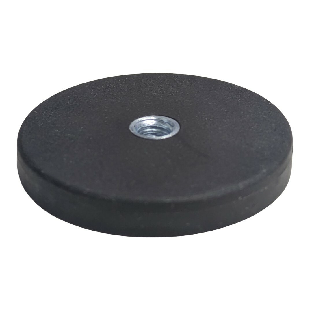 カメラ マグネット台座 1/4ネジ 43mm 商品説明 &nbsp; 【製品概要】 1/4-20UNCメスネジを備えたマグネット台座です。防犯カメラやアクションカメラ、各種撮影機材を、車・バイク・三脚・冷蔵庫・レンジフードなどの金属面へ手軽に固定できます。 【仕様】 台座サイズ：直径43mm × 高さ6mm、ネジ規格：1/4-20UNC メスネジ、最大吸着力：約8.5kg（設置面の材質や厚みにより異なります）。 標準的なカメラ用1/4インチネジに対応しています。 【ゴム保護層】 磁石表面をゴムでコーティングしています。磁石の防錆性を高めるとともに、接触面への傷付きを軽減し、滑り止め効果も期待できます。 【用途】 標準的な1/4インチカメラネジに対応した各種機材の取り付けに使用できます。スチールなどの磁性金属面に固定でき、撮影機材の設置や固定用途に幅広く活用できます。 ※輸入品の為、取扱説明書は付属しておりません。 ※一部の仕様やデザインは予告なく変更になる場合がございます。 商品仕様 本体サイズ 43×43×6.5mm 重量 30g ネジ規格 1/4-20UNC メスネジ 最大吸着力 8.5kg 強度 N35 耐熱温度 80℃未満 素材 TPR、磁石 保証について ■メーカー保証なし 記載の注意事項を除く初期不良品の場合のみ、商品到着から1週間以内のみ対応いたします。 ご到着後はお早めに商品状態をご確認ください。 注意事項 ●こちらの商品は、新品です。 ●モニター環境により、実際のカラーと異なって見える場合がございます。 ※商品の発送は定形外郵便での発送となります。（代引支払は不可、荷物の追跡不可）※この商品は運送便の都合上、化粧箱を外して簡易包装で発送する場合がございます。プレゼント用にご購入される場合はご注意願います。＜定形外郵便に関する注意事項＞ 　　・ 定形外郵便に関しては基本的にポストに投函する為、 配達時に何らかのトラブル等が有り、万一、購入された商品が配送事故・紛失・破損等によりお手元に届かない場合でも弊社は責任を負いかねますので予めご了承下さい。（配送中の事故等は、免責とさせて頂きます。） 　　・ 定形外郵便に関しては代金引換払い及び時間指定サービスはご利用頂けません。 　　・ 通常便と比べると到着までに時間がかかります。 　　・ 伝票番号による荷物の追跡を行うことはできません。