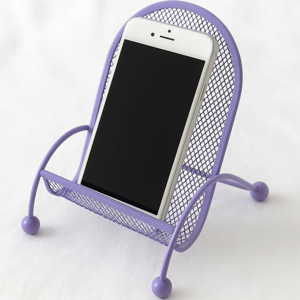椅子型スマホスタンド 網目メッシュ パープル 商品説明 【ミニチュア椅子型のおしゃれなデザイン】 可愛らしい椅子型のユニークなデザインで、スマホスタンドとしてだけでなくデスクやベッドサイドのインテリアとしても映えます。 【高品質な鉄メッシュ構造で安心の耐久性】 高密度メッシュの鉄素材を採用し、完全密閉溶接による滑らかで鋭さのない仕上がり。耐荷重性能が高く、細かいものが落ちにくい密なメッシュ設計です。 【縦置き・横置き対応・滑り止め付き】 各種スマートフォンの縦置き・横置きに対応。脚の先端には滑り止め保護パーツを装備し、デスクやテーブルの上でもしっかり安定します。 ※輸入品の為、取扱説明書は付属しておりません。 ※一部の仕様やデザインは予告なく変更になる場合がございます。 商品仕様 カラー パープル サイズ 高さ135×幅125×奥行120mm 重量 85g 素材 鉄 保証について ■メーカー保証なし 記載の注意事項を除く初期不良品の場合のみ、商品到着から1週間以内のみ対応いたします。 ご到着後はお早めに商品状態をご確認ください。 注意事項 ●こちらの商品は、新品です。 ●モニター環境により、実際のカラーと異なって見える場合がございます。 ※商品の発送は定形外郵便での発送となります。（代引支払は不可、荷物の追跡不可）※この商品は運送便の都合上、化粧箱を外して簡易包装で発送する場合がございます。プレゼント用にご購入される場合はご注意願います。＜定形外郵便に関する注意事項＞ 　　・ 定形外郵便に関しては基本的にポストに投函する為、 配達時に何らかのトラブル等が有り、万一、購入された商品が配送事故・紛失・破損等によりお手元に届かない場合でも弊社は責任を負いかねますので予めご了承下さい。（配送中の事故等は、免責とさせて頂きます。） 　　・ 定形外郵便に関しては代金引換払い及び時間指定サービスはご利用頂けません。 　　・ 通常便と比べると到着までに時間がかかります。 　　・ 伝票番号による荷物の追跡を行うことはできません。