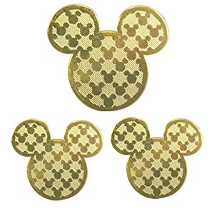 ディズニー モバイルメタルシール ゴールド Sサイズ 商　品　説　明 ゴージャスなゴールドのメタルシート。ミッキーのモノグラムを繊細に施した。角度によってミッキーのアイコンがキラッと輝いて、存在感を表する。 商　品　仕　様 本体サイズ H1...