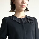 　 　HIROMI TAKEIの物作りのこだわり 　　◆新 ダブルウールのノーカラージャケット。 スタイリッシュなノーカラージャケット 個性的なブラック 襟周りと袖口に立体的にグログランをたたんで留め付けています。 ノーカラーの前中心の襟元は付け合わせで　前端は柔らかいカーブになっています。 比翼仕立てでボタンが裏側に入っているのでこの前端のカーブがスタイリッシなラインを表現します シルエットは、4枚パネルできれいなシルエットです。 前パネルよりバスト位置で斜めに小さいダーツがシンプルなノーカラージャケットのアクセントに。 このジャケットの一番のこだわりは肩周りです。 袖山にダーツを取り丸く女性らしい肩のラインです。 身頃から袖にかけて平らになるよう袖付けをしているのでより柔らかな印象です。 加え袖を3枚構造にしてより立体的でしなやかな　美しい袖を作りました。 HIROMI　TAKEIならではの一品に仕上がりました。　 このジャケットも　袖口を折り返してご着用いただくことが可能です。 ■サイズ(cm)出来上がり寸法 （9号） B:93　袖丈:58.5　着丈:53　肩幅:37 裾幅:99　袖幅: 32　袖口幅:25 ------------------------------------- (11号） B:97　袖丈:59.5　着丈:54　肩幅:38 裾幅:103 袖幅: 33　袖口幅:26 ■仕立て 総裏　キュプラ　100％ 肩パット 3mm 前中心　比翼仕立て ■カラー：黒 ■ウール100%（新ダブルウール）二重織　強撚　ションヘル生地 ■裏地キュプラ100％ ■日本製 使用しているこだわりの素材ウール100％　二重織　強撚の生地はこんな特徴が あります &nbsp; &nbsp; &nbsp; &nbsp; &nbsp; &nbsp; &nbsp; &nbsp; &nbsp; &nbsp; 別売り画像のコサージュはこちら メーカー希望小売価格はメーカー商品タグに基づいて掲載しています