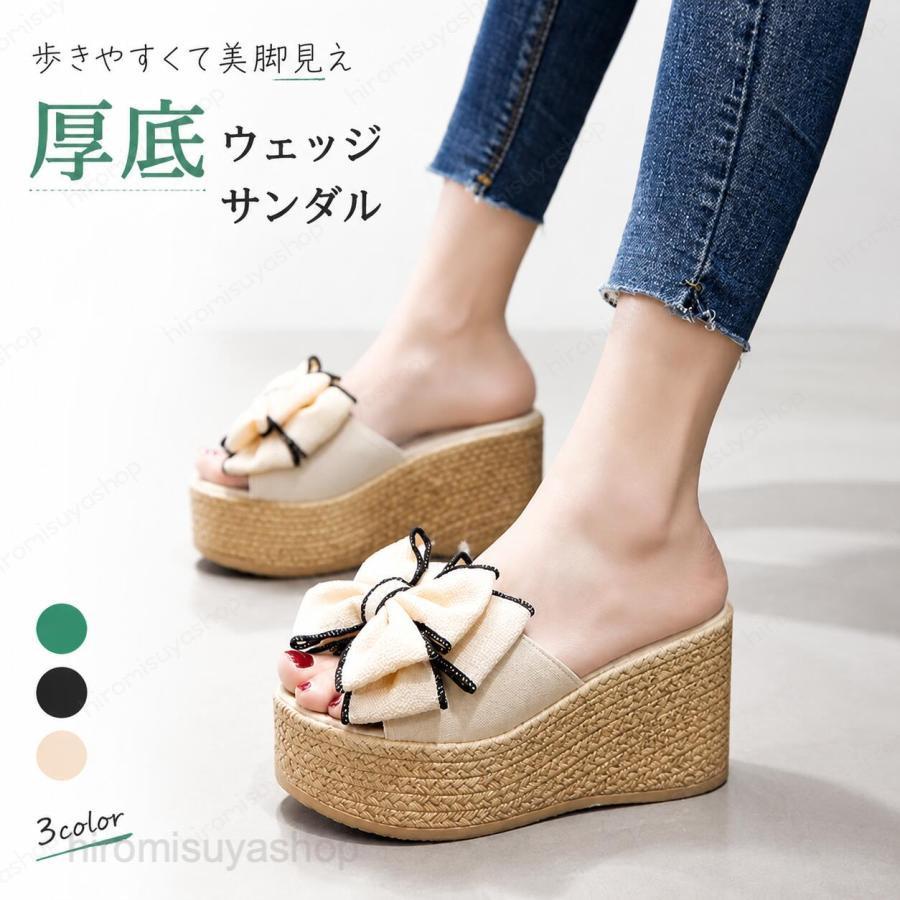 1. 9cm ウェッジソール 美脚スリム効果抜群約 9cm の厚底ウェッジヒール設計で身長を自然にアップ。斜めに繋がった一体型ソールが脚のラインを縦長に見せ、足首・ふくらはぎを細く見せる美脚効果を実現。厚底なのに極端に重たくならないバランスで、スタイルアップと履き心地を両立。2. 軽量素材採用 長時間履いても疲れにくいソール部分に軽量樹脂素材を使用、9cm ヒールなのに足元への負担を大幅軽減。底全体が柔らかなクッション性を持ち、地面の衝撃を吸収するため街歩きやビーチ散策でも足裏が痛くなりにくい。3. リボン装飾付きミュールタイプ 清楚可愛い夏デザイン脱ぎ履き簡単なスリッポン型ミュール仕様。甲部分に柔らかいリボンをあしらい、シンプルながら女性らしい華やかさを演出。カジュアルにもリゾートコーデにも合わせやすく、子供っぽくならない大人可愛い雰囲気。素材 ：PU、ラバーカラー ：ブラック グリーン ベージュ【注意事項】※製品更新により、予告なしで同じ商品がデザイン、色若干変わる場合がございますので、予めご了承下さい。※サイズはスタッフによる平置き実測サイズの為、1~3cm誤差が生じる場合がございます。レディース 厚底サンダル ウェッジヒール ミュール 9cmヒール リボン付き 軽量 歩きやすい 美脚効果 ウェッジソール 夏サンダル ビーチサンダル 22-25cm レディース 厚底サンダル ウェッジヒール ミュール 9cmヒール