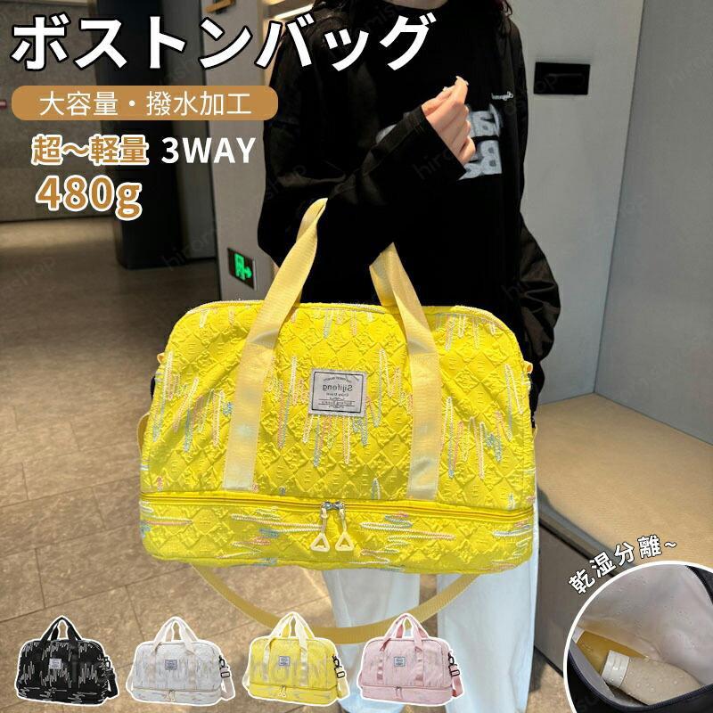 サイズ：幅51cm×高さ32cm×マチ51cm1. キャリーオン対応・機内持ち込み可能キャリーバッグの持ち手に固定できるスリップ設計。航空会社規定に適したサイズで機内持ち込みに対応。短期旅行や出張時、別途荷物を持つ負担を軽減します。2. 大容量＆軽量設計たっぷり荷物を収納できる広い内部スペースを確保。本体素材は軽量仕様のため、荷物を詰めても持ち運びの負担が少ない。仕切りポケット付きで小物を整理しやすく、荷物が散らからない実用的なレイアウトです。3. 男女兼用デザイン レディース・メンズ共用シンプルで癖の少ないデザイン。女性はもちろん男性でも違和感なく使用可能。カラーバリエーションも豊富で家族や部活で複数揃えやすいバッグです。4. 丈夫で扱いやすい実用仕様頑丈な縫製で長期間耐久性を確保。ショルダーストラップ付きで手持ち・肩掛けの 2 通りの持ち方に対応。汚れが付いても拭き取りやすく、お手入れが簡単です。【注意事項】※製品更新により、予告なしで同じ商品がデザイン、色若干変わる場合がございますので、予めご了承下さい。※サイズはスタッフによる平置き実測サイズの為、1~3cm誤差が生じる場合がございます。ボストンバッグ 旅行バッグ キャリーオン対応 大容量 軽量 レディース メンズ 機内持ち込み 修学旅行 ジム ゴルフ 入院 出産 部活 林間学校 スポーツバッグ ボストンバッグ 旅行バッグ キャリーオン対応 大容量 軽量 旅行