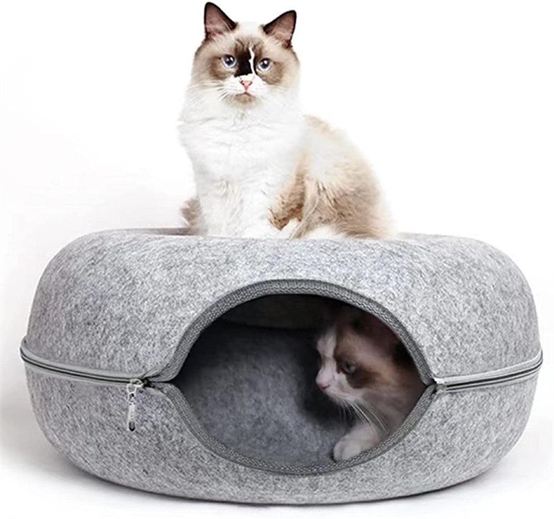 【高品質素材】キャットトンネルベッドは高品質のフェルト素材を使用しています。耐摩耗性、耐傷性があり、倒れません。耐久性があり、頑丈で、長寿命です。 【ユニークなデザイン】これらの猫用ベッドはドーナツ型にデザインされています。トンネル内には猫用の十分なスペースがあります。半密閉型のデザインで、猫は自由に出入りできます。 【取り外し可能なデザイン】室内猫用の猫用ベッドは取り外し可能です。滑らかなジッパーで、分解や洗濯が簡単です。優れた仕上がり、厚みがあり、防湿性があります。 【多目的デザイン】ペットが丸くなるのに最適な丸型のペットベッドです。隆起した側面はあなたのペットの頭と首をサポートします。ペットをより快適に眠らせます。 【素晴らしい贈り物】この猫用ベッドの洞窟は、猫の飼い主への素晴らしい贈り物になります。猫を惹きつけ、愛されるようになります。それは、引っかいて家具の損傷を避けたいという猫の自然な衝動を満たすことができます。