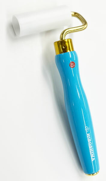 今までになかった小径ローラー POM樹脂でφ23 壁面により近い感覚で作業できます。 持ち手の先を絞った形で持ちやすい形状です きれいなターコイズブルーOKINAWAカラー 23φのベアリング入 サイズ：60mm