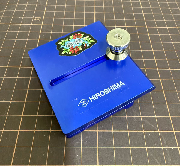 広島工具　戯の極カッティングKEGAKI アルミ製のシートけがき用です。 クロス、床　作業にも使えるアルミ製です。 サイズ：70×65mm　収納時関連商品荷ほどきローラー　広島工具　EBISパワーローラー2...青ゴムローラー60φ×120mm 4号桧山　ダブルプレッサー　DP15015,950円15,950円17,270円赤ゴムローラー50φ×210mm 7号カーペットトリマー赤ゴムローラー50φ×180mm 6号16,830円15,015円15,180円ライスター グルービー 標準替刃2.5mm 1本...青ゴムローラー60φ×90mm 3号桧山　ダブルプレッサー　DP30015,510円15,400円18,920円パジャリット 661青ゴムローラー60φ×30mm 1号青ゴムローラー60φ×60mm 2号14,850円14,410円14,740円