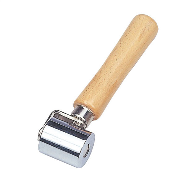 普及品の鉄ローラーです。 （ベアリングなし） ● サイズ：ローラー巾40mm・径35mmφ ● 材質：ローラー部　鉄（クローム メッキ）関連商品普及品ローラー　Iタイプステンレスベアリング入ロ−ラ−　小沼田式ローラー ウレタン754,180円4,620円4,400円真鍮製ローラー アングル付き　床施工用...床用　真鍮製ローラー 5R床用　真鍮製ローラー6,270円6,094円6,094円ニュ−シ−ムロ−ラ−　小　片プレッシングハンマーステンシームローラー026,490円10,670円9,020円シームローラー ゴム巻 03シームローラー ゴム巻 04マルーモジャパン　フッ素ローラ　テーパーローラー ちょこっと　傾斜ロー...11,220円11,220円4,730円