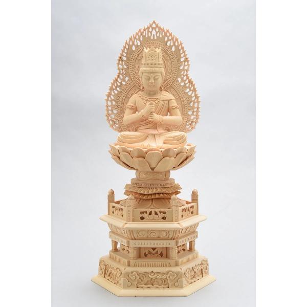 大日如来は真言宗のご本尊です インドの言葉で『偉大な太陽』を意味する大日如来。 太陽の光が宇宙の隅々まで照らすように、人々を救うという意味を持っています。 仏像は、3つのパーツからできています。 仏身 大日如来は忍者のように手を結んでいます。『智拳印 ちけんいん 』というもので、これは、仏の知恵が何にもまして固いことを表しています。 豆知識 他の如来と違い、大日如来だけは王冠やアクセサリーを身に付けています。お釈迦様が出家をする前のインドの王様時代のお姿がモデルになったともいわれています。 光背 大日如来の光背は燃えさかる太陽をイメージし彫られています。火炎光背は太陽がメラメラと燃える様子をダイナミックに表現したものです。 豆知識 光背とは仏像本体の後ろにある板状の飾りの事。仏さまのありがたく尊い姿はもったいなく、目を開けていられないほど眩しい、その感情を立体的に表現したものが光背になったと考えられています。 台座 豪華な装飾で高さを持たせた六角台座。六角形の背面はカットされ、場所をとらないデザインです。多くのお仏壇と一緒に購入される当店で一番人気の台座です。 豆知識 如来や菩薩の多くは蓮華座に乗っています。蓮の花はインドで仏さまの象徴として、菩提樹とともに尊ばれてきました。泥にけがされずに清らかな花を咲かせる蓮は、智慧や慈悲の象徴です。 材料について 白木材は木地仏像の中で最もお求めやすい材料です。 高級品といわれる柘植材の仏像と比べ、重さは軽く、柔らかいのが特徴です。 また、虫が付きにくく耐久性に優れています。 年数を重ねると共に、白木材は褐色化してき、その匂いが心をやすからにしてくれます。 商品について ◆名称：仏像 座像 ◆宗派：真言宗 ◆ご本尊：大日如来 だいにちにょらい ◆仏像サイズ 高さ：280mm　　横幅：138mm　　奥行：105mm ◆光背：火炎 ◆素材：白木材 ◆台座：六角台座 後ろをカットしてあります ◆仕様：手彫り仕上げ ◆お届け：仏身、台座、光背が別々に入っております。 ◆組立て：光背は台座後部に差し込んでいただき、仏身は台座に乗せてください。 ※仏身は台座に居乗っているだけで固定されておりません。お手入れの際には仏身を支えるなど落下させないようご注意ください。 ◆お手入れ：毛先のやわらかい毛払いや筆でほこりを払ってください。 ※水、洗剤、アルコール、シンナーなどのご利用は厳禁です。 ◆その他： ※ひとつひとつ手作り仕上げのため多少の誤差が生じることがございます。