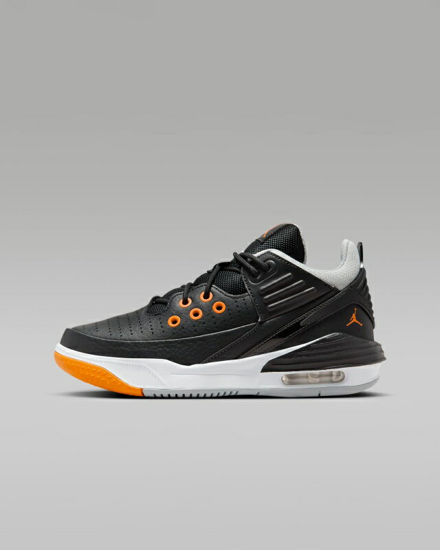 （Jordan Max Aura 5） ボーイズサイズ Boys' Grade School 色：Black/Wolf Grey/White/Magma Orange 型番：DZ4352-008 メーカー：Nike ※ 掲載している写真はサンプル画像のため、実際の商品と仕様が違っていることがございます。 ※ ご使用のコンピュータの環境や撮影の光加減によって実際の商品のイメージと多少異なることがございます。