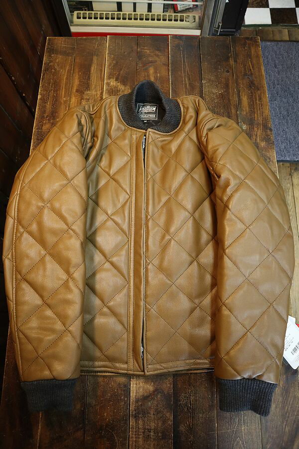 ●ブランド： K'S LEATHER ●品名： SB9　 ●品番： 1643 ●サイズ： M,L,LL,3L,4L（3L,4Lは税別で3,000円UPになります） ●素材： 表/ゴートスキン（山羊革）　裏/ポリエステル 中綿/ポリエステル（DUPONT COMFORMAX ） ニットリブ/アクリル ・肩・肘・脊椎PAD袋装備 ・人体工学に基づいた、ヘッドファクトリーパターンを採用 ●表革と裏地にキルティングを施したレザーワークジャケット。 シンプルなデザインと、襟、袖口に配置されたニットリブがカジュアルさを演出しバイクでも街着でも着回しやすい一着。 前中心を少しだけオフセットし冷気の侵入を防止する作りや、 寝袋用の中綿を表地側にサンドしキルティングを施すなど高い防寒性を考慮した一着。 ※返品・サイズ交換について ●発送後の初期不良以外の返品はお断りしています。 ●ご注文のタイミング(完売・欠品等)によってはサイズ交換が出来ない場合が御座います