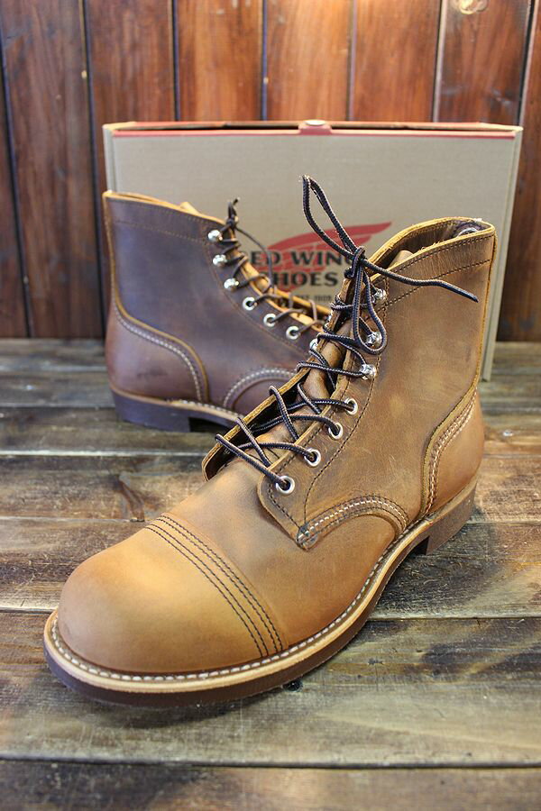 ●ブラント： RED WING ●品番/品名： 8085 Iron Ranger アイアンレンジャー ●レザー： カッパー「ラフ＆タフ」 ●ソール： ビブラム・430ミニラグ ●製法： グッドイヤーウエルト ●アイアンレンジャーとは、レッド・ウィング社のあるアメリカ・ミネソタ州の北部にある鉄鉱石の鉱山地域「アイアンレンジ」で働く鉱夫達を意味する言葉です。 彼らは足先を保護するためにつま先に一枚革を付け加えた「キャップドトゥ」のブーツを履いていたことから、このキャップドトゥのブーツをアイアンレンジャー・ブーツと名付けました。 この「キャップドトゥ」は20世紀初頭のワークブーツには幅広く採用されたデザインでもあり、創業間もない時期のレッド・ウィング社のカタログ（1910年のもの）を見ると、掲載されている37型のワークブーツの内33型がキャップドトゥのデザインとなっています。時代が流れ、現在の安全靴の標準仕様であるスティールトゥが普及するとともにキャップドトゥのブーツは減っていきましたが、一部のスティールトゥのブーツは当時のつま先保護・補強のための仕様であるキャップドトゥのデザインを1990年代まで保っていました。そうして今日に受け継がれたキャップドトゥのデザインをリファインしたものがアイアンレンジャーです。 ラスト（木型）はレッド・ウィングのラウンドトゥのブーツに幅広く使われている8番ラストです。 ワークブーツらしいゆったりした設計で、履きやすさに定評があります。ソールにはグリップ力に優れたビブラム#430ミニラグ・ソールを採用。 #8085のレザーであるカッパー・ラフアンドタフは、銀面（革の表面）をわずかに擦って加工し、オイルとワックスを加えたヌバック・レザーの一種です。独特のムラ感と、靴の仕上げ段階で加えられるシワ感を持っています。このレザーでつくられたブーツは、最初から履き込まれたブーツのような深みのある味わいを持っています。 ※返品・サイズ交換について ●発送後の初期不良以外の返品はお断りしています。 ●こちらの商品はサイズ交換の対応はお断りします。 ●ご注文後に自動送信の確認メールが送られております。その後、原則的に全てのご注文に対して、必ず当店からのご回答メールをお送りさせて頂いておりますが、パソコンの場合では迷惑メール対策や迷惑メールとの混同破棄、携帯ではドメイン指定受信の設定等で、当店からのメールが届かないケースがございます。こちらでメール未着が判明したご注文に関しましては、お電話をさせて頂いておりますが、間違えて破棄、自動破棄設定など、当店に知らせが戻らないものは未着の判別がつきません。特に携帯の場合、当店のドメインでのご連絡が届かないケースでは、受信設定のご確認を頂けますようお願い致します。