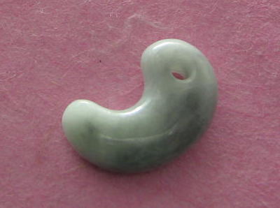 糸魚川翡翠勾玉 M00237日本ヒスイ鉱業 作21mm*15mm*7mmのサムネイル